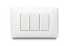 Apagador triple blanco Veto Oslo OSL66028 con placa rectangular y tres teclas verticales, vista frontal